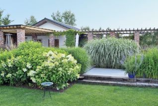 ogród z oczkiem wodnym i trejażem