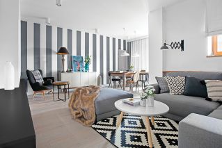 Po wyburzeniu kilku ścian powstała przestrzeń łącząca salon z kuchnią.