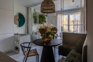 jadalnia połączona z kuchnią i salonem