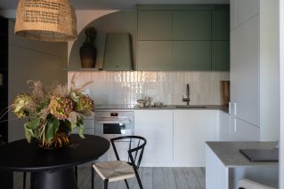 kuchnia połączona z małą jadalnią