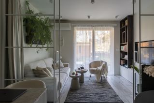 przeszklona ściana w małym salonie