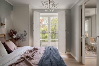 kobieca sypialnia w domu jednorodzinnym