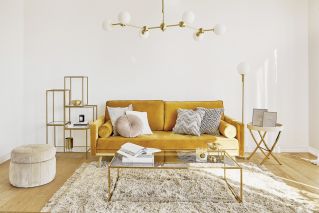 żółta sofa trzyosobowa