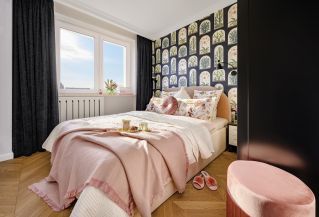 różowa sypialnia z tapetą na ścianie