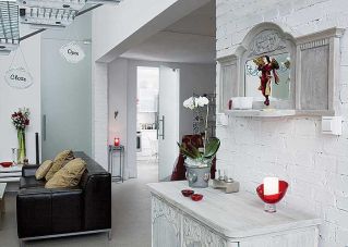 W salonie znajdziemy jasne meble ozdobione roślinnymi ornamentami.