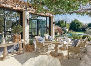 jak umeblować taras w stylu hamptons