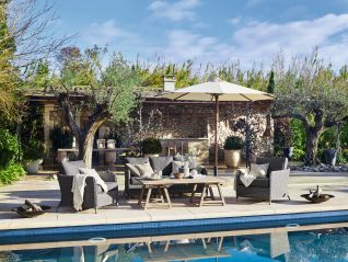 parasol ogrodowy do domu z basenem