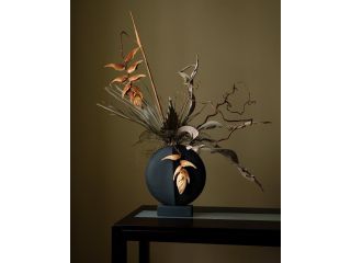 kompozycja ze sztucznych kwiatów w wazonie