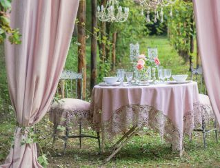 stół na przyjęcie w ogrodzie