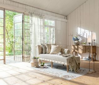 jak powiesić firany w salonie