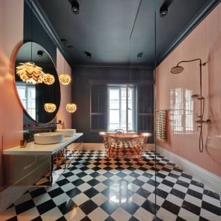 miedziana wanna w łazience