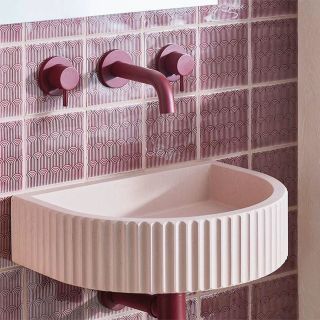 różowa umywalka wisząca