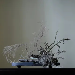 kompozycja florystyczna ze sztucznych kwiatów