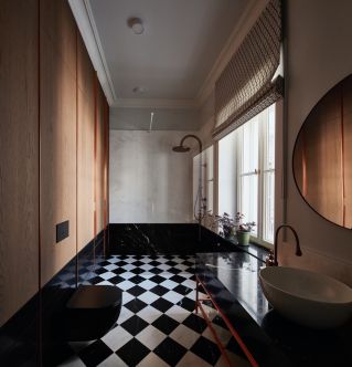 podłoga w szachownicę w eleganckiej łazience
