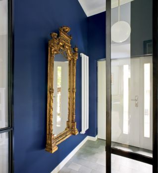 granatowa ściana w przedpokoju