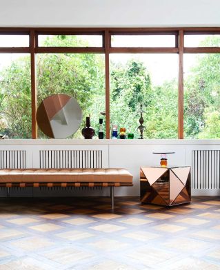 Stolik z luster i kryształowe dodatki