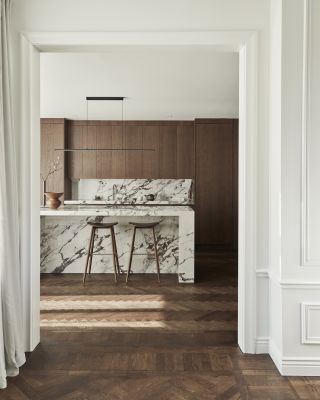 kuchnia z ciemnego drewna i kamienia