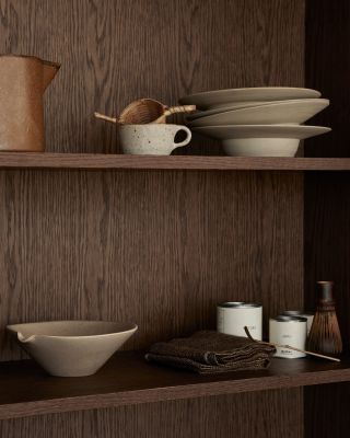 kuchnia w ciemnym drewnie