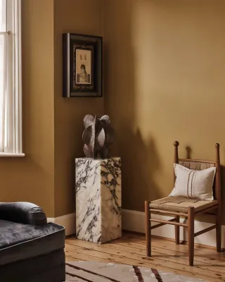 ciepłe kolory i naturalne materiały w salonie