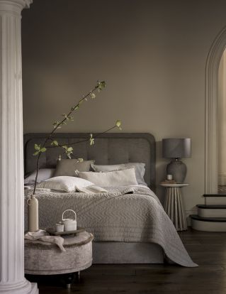 ciemne kolory w sypialni