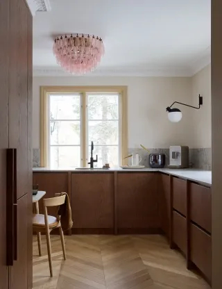 meble kuchenne z ciemnego drewna