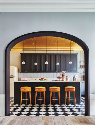 złoty sufit w kuchni