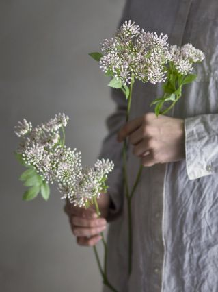 gałązki sztucznych kwiatów