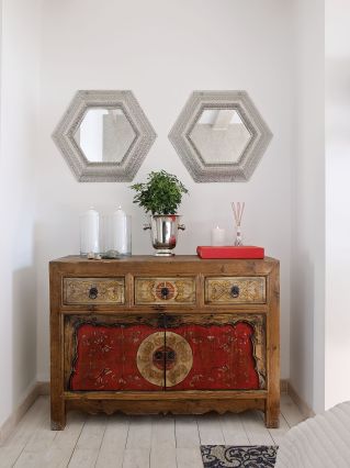 Antyki pochodzą z lokalnych targów staroci, niektóre z Europy.