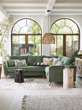 jasny dywan przy ciemnej sofie