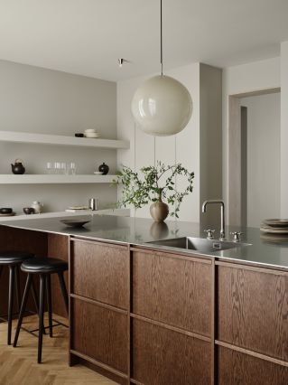 nowoczesna kuchnia w ciemnym drewnie