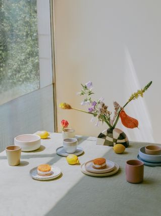 ceramika w pastelowych kolorach na letni stół