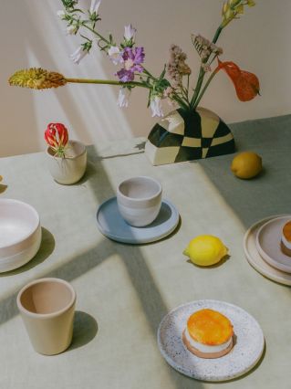 ceramiczne kubeczki i talerzyki w pastelowych kolorach