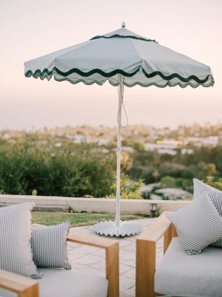 kolorowy parasol ogrodowy