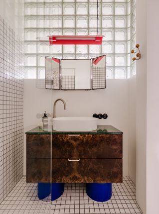 ściana z luksferów w łazience