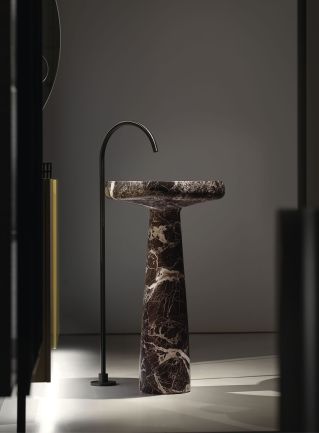 stojąca umywalka z marmuru