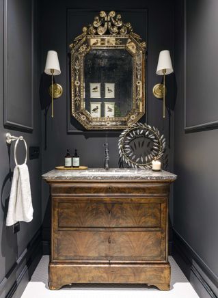 mała ciemna łazienka