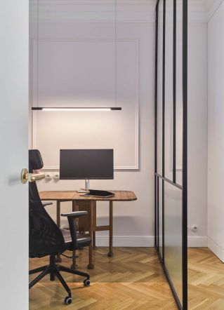 domowe biuro za przeszkloną ścianą w sypialni