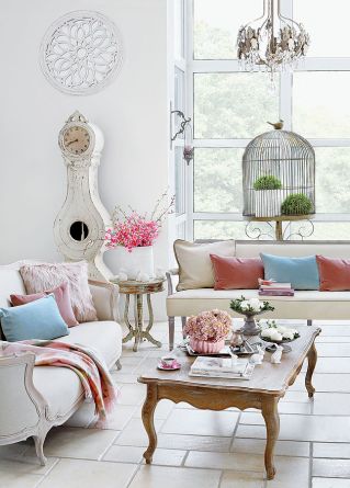 Pastelowe dekoracje wielkanocne przepięknie wyglądają w stylizowanym, francuskim salonie.