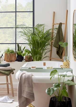 biała łazienka w stylu boho