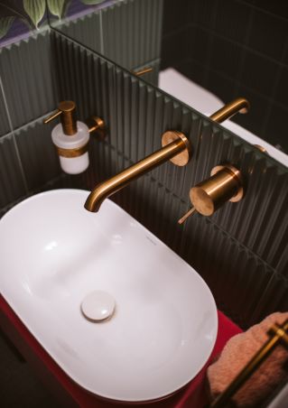 mała łazienka ciemna zieleń