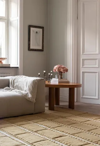 strukturalny dywan w salonie