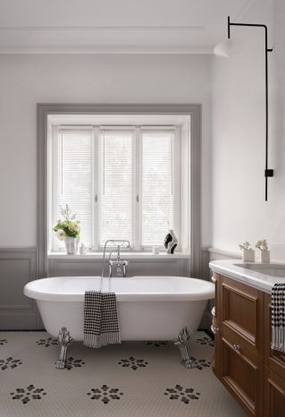 elegancka łazienka w mieszkaniu w kamienicy