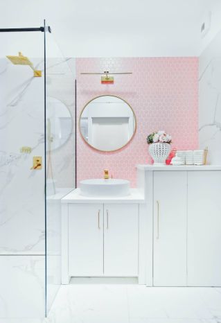 matowe płytki na ścianie w łazience