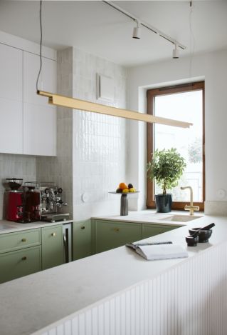 zielone szafki kuchenne z białym blatem