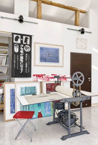 Minipracowni nie widać, bo mieści się… w szafie. Wnękę przysłaniają harmonijkowe drzwi wtopione w ścianę.