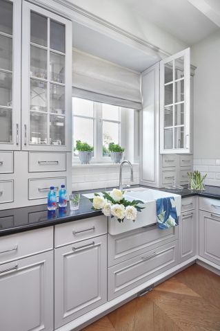 kuchnia z blatem pod oknem