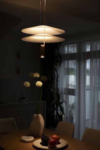 lampa nad stołem jadalnym