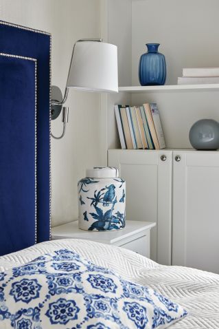 biało niebieska sypialnia