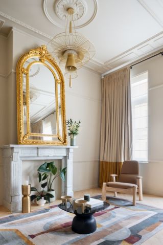 Złote lustro w kaszmirowym wnętrzu
