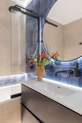 łazienka z wanną 
i prysznicem